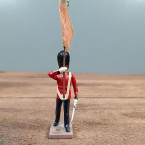 Buckingham Palace British Guard Metal Soldier Figurine Flag 1990 England Red